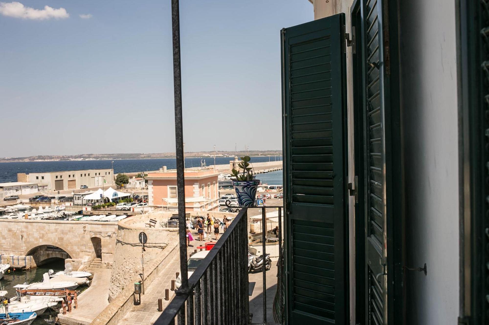 فيلا 4 Balconi House-San Gregorio Palazzo Unico Vista Mare غالّيبولي المظهر الخارجي الصورة