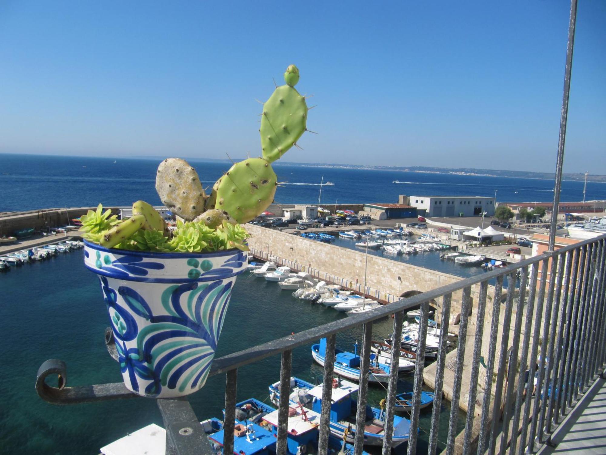 فيلا 4 Balconi House-San Gregorio Palazzo Unico Vista Mare غالّيبولي المظهر الخارجي الصورة